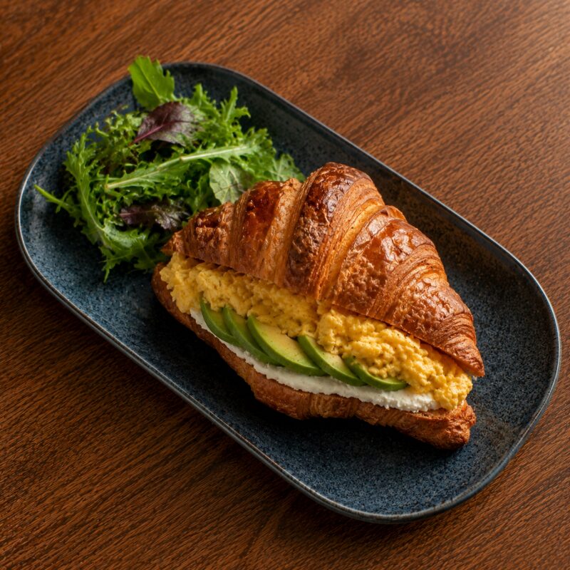 Croissant aux œufs brouillés
