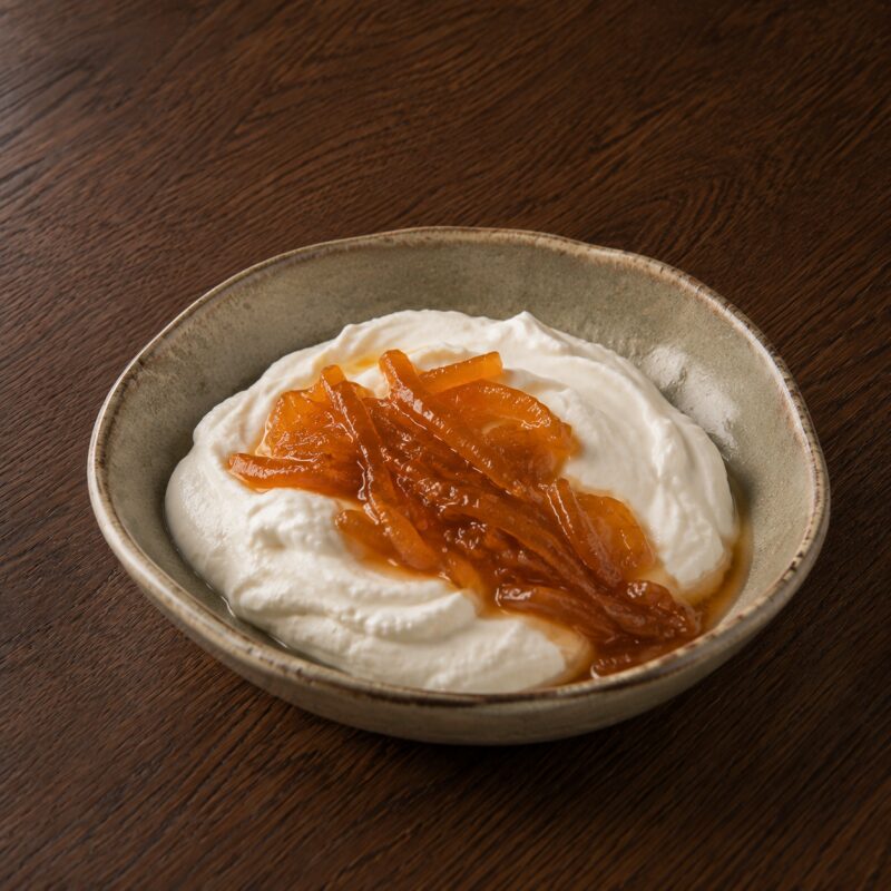 Joghurt mit griechischen Früchten in Sirup